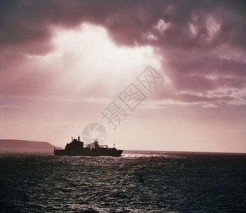 海军船只反射风暴安全阴霾海洋旅行薄雾码头天空背景图片