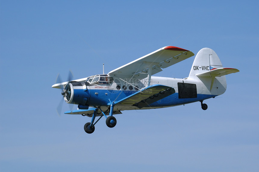 安东诺夫 An2运输双翼航班蓝色飞行白色航展飞机图片