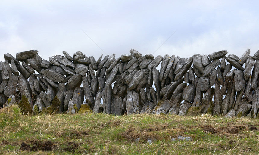 爱尔兰的石墙岩石边界农村农业场地文化苔藓路障天空障碍图片