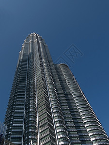 吉隆坡的摩天大楼建造建筑学高楼金属办公室天空窗户玻璃建筑蓝色背景图片