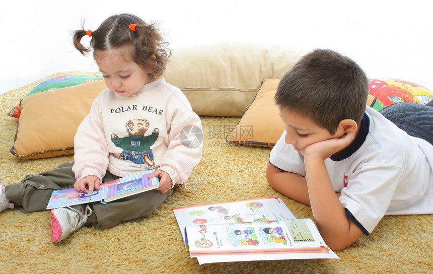 哥哥和姐姐在地上看书地毯知识靠垫女孩青年家庭作业孩子家庭姐妹图片