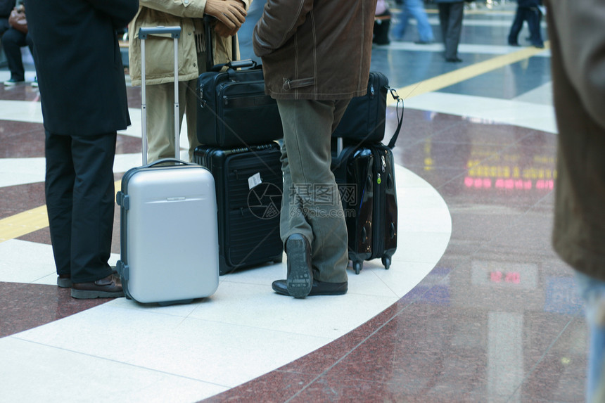 携带行李的旅客图片