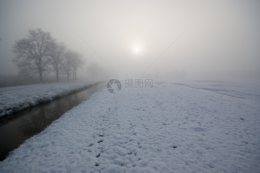 冬季风景溪流薄雾季节地平线白色乡村场地图片