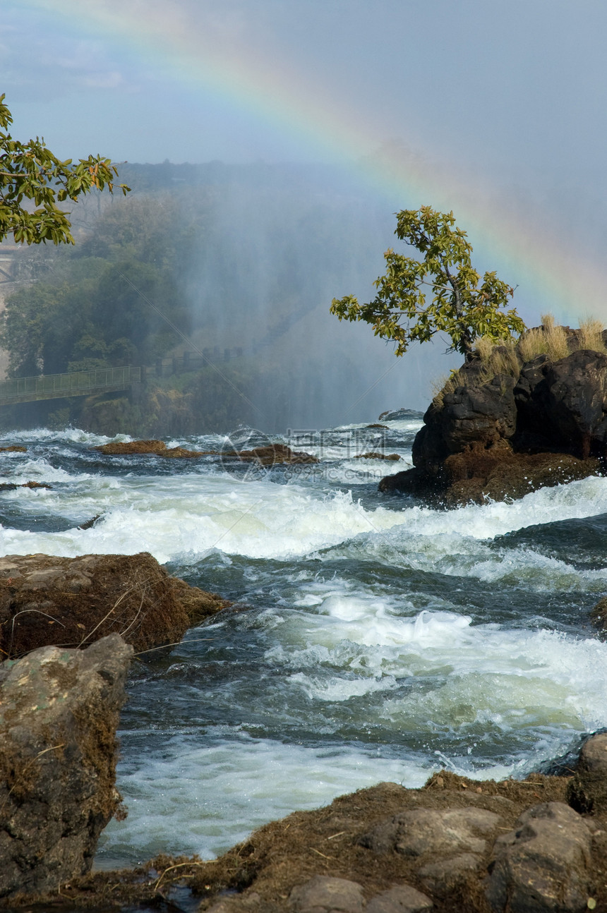 维多利亚瀑布瀑布力量薄雾岩石彩虹溪流石头图片