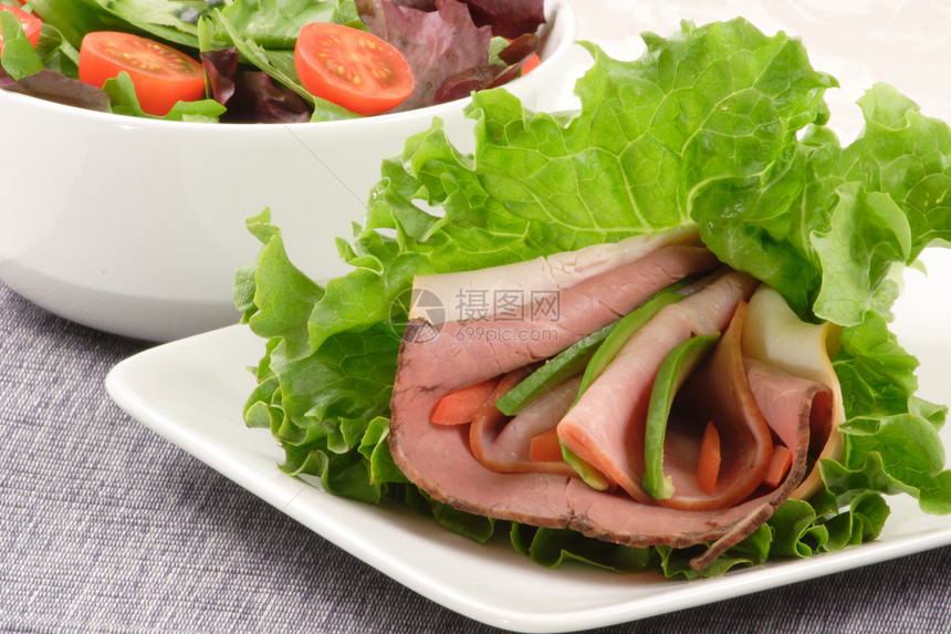 生菜三明治和沙拉火鸡小麦营养饮食小吃盘子绿色火腿午餐早餐图片