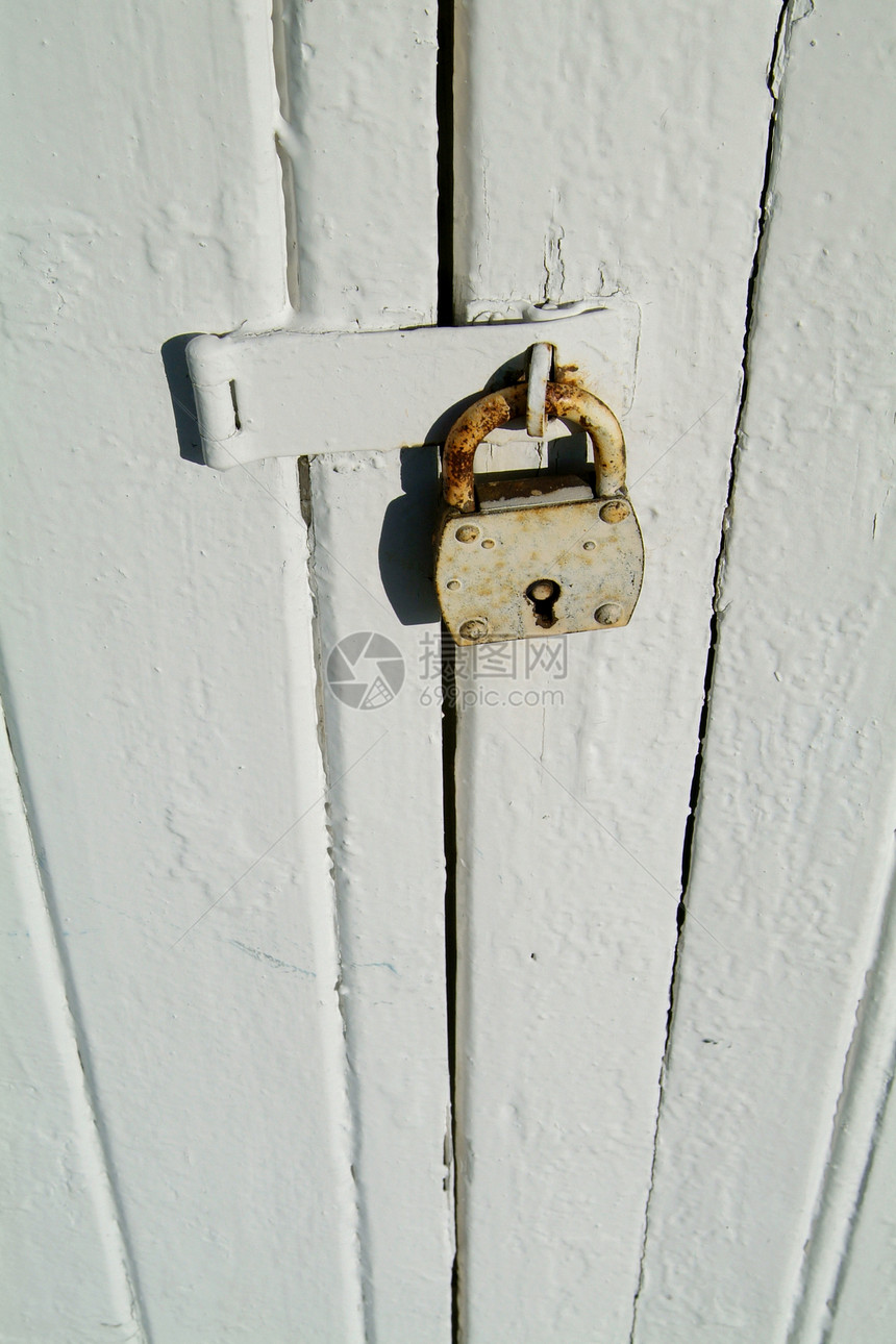 挂锁的旧木制门详情白色锁定合页图片