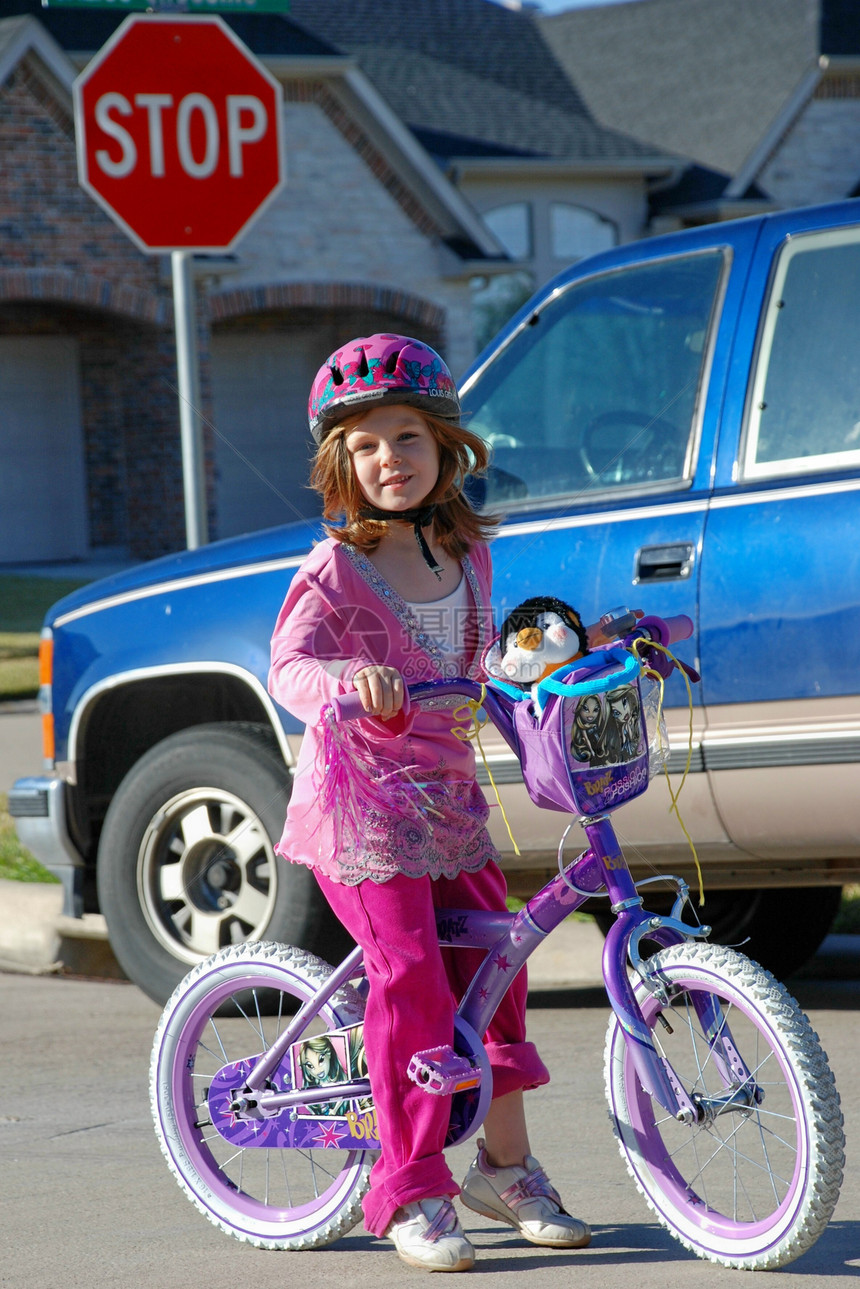 骑在我的自行车上街道孩子头盔学习安全孩子们女孩图片