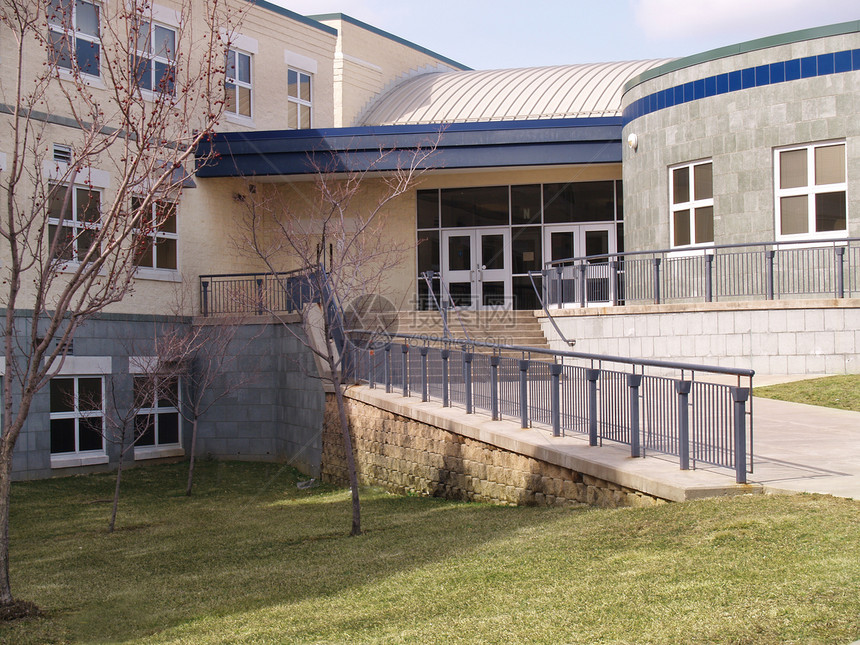 现代建筑的前面学院水泥设施大厅教育玻璃办公室学校建筑学中心图片