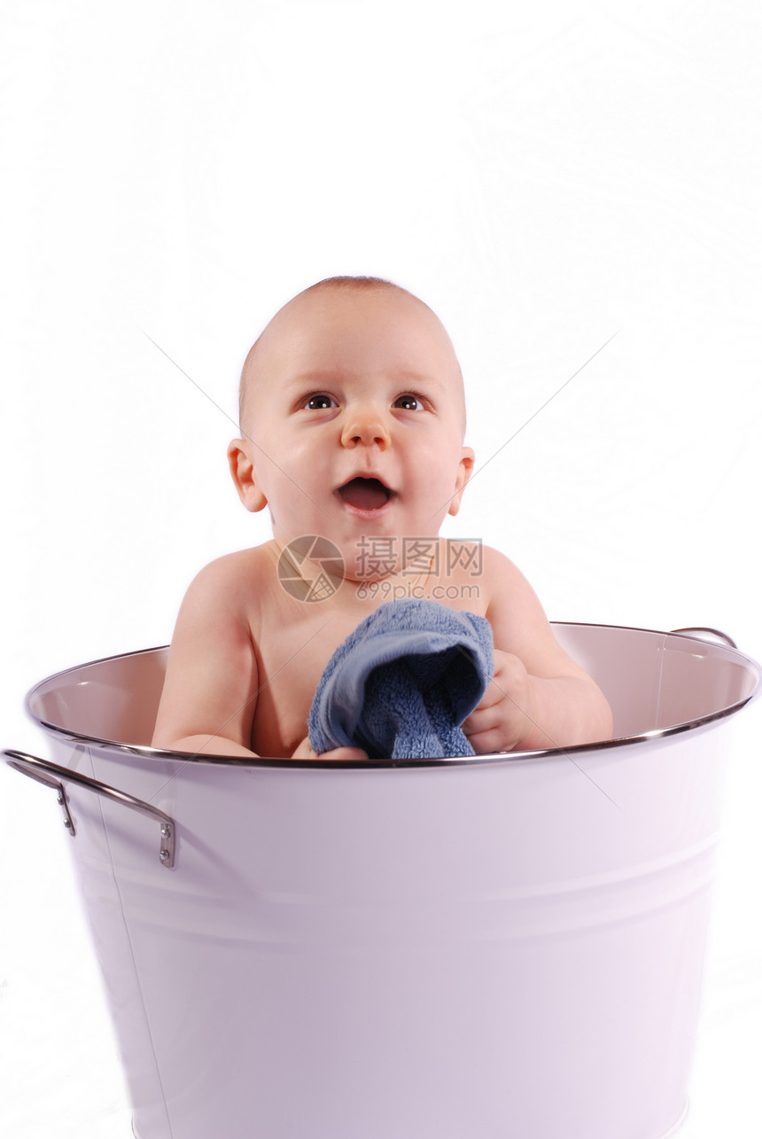 穿着蓝衣穿白浴缸的可爱小宝贝男孩图片