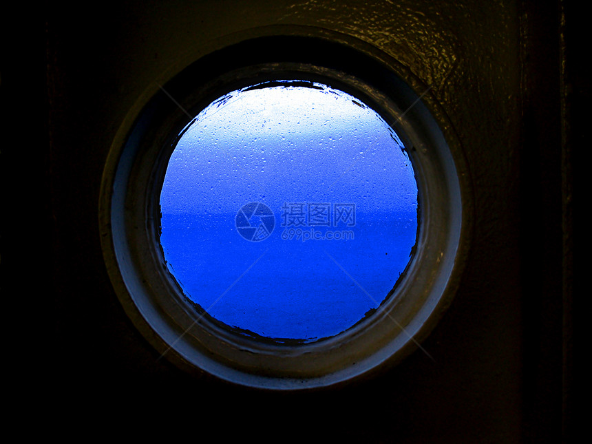 孔洞舷窗远景地平线蓝色窗户圆形雨滴图片