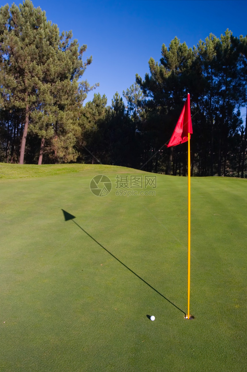 高尔夫洞球道旗帜推杆闲暇测量场地阴影绿色杯子高尔夫球图片
