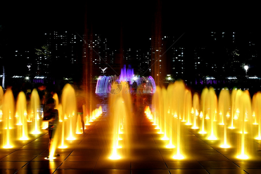 夜间喷泉柱子旅行雕像场景红色流动灯笼天空星星建筑图片