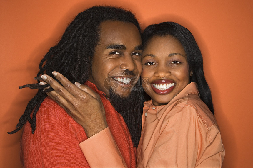 幸福的情侣肖像发型水平长发女性男性浪漫橙子两个人辫子中年图片