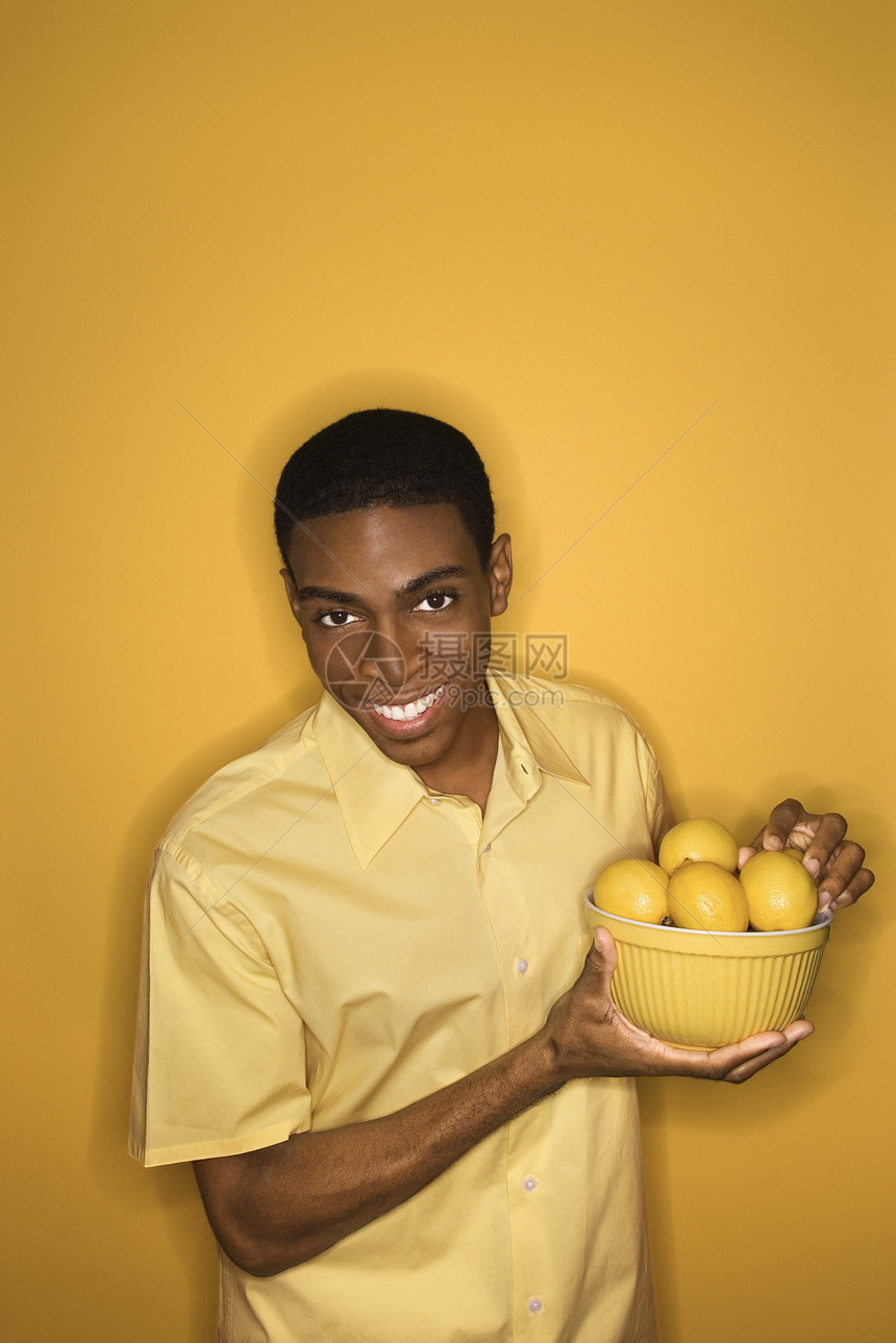 男人拿着柠檬图片