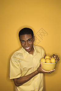 男人拿着柠檬背景图片