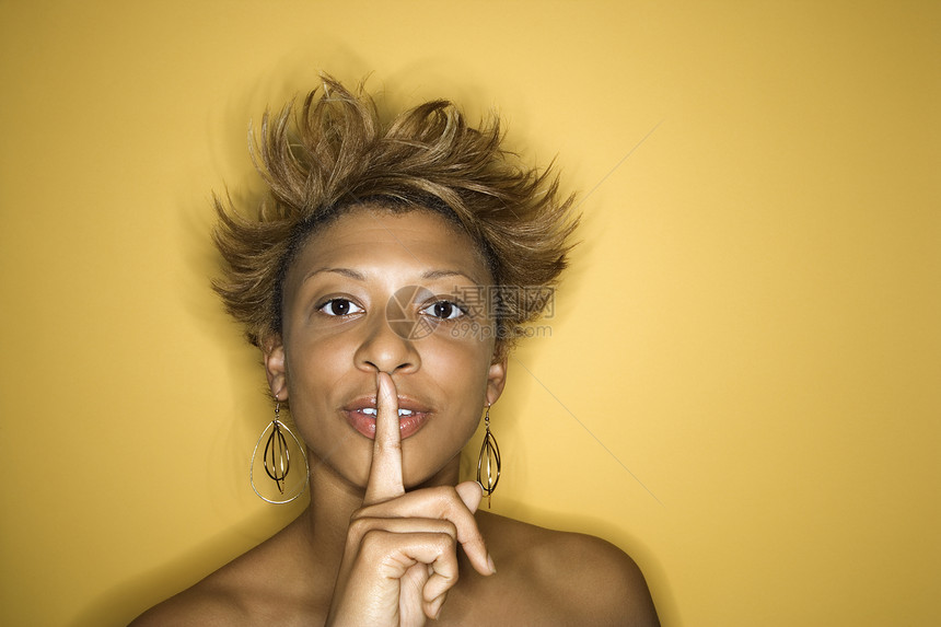 女人用手指对着嘴水平嘘声眼神照片女性黄色图片