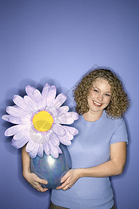 带花的女人眼神卷发蓝色花瓶照片装潢设计女性微笑背景图片