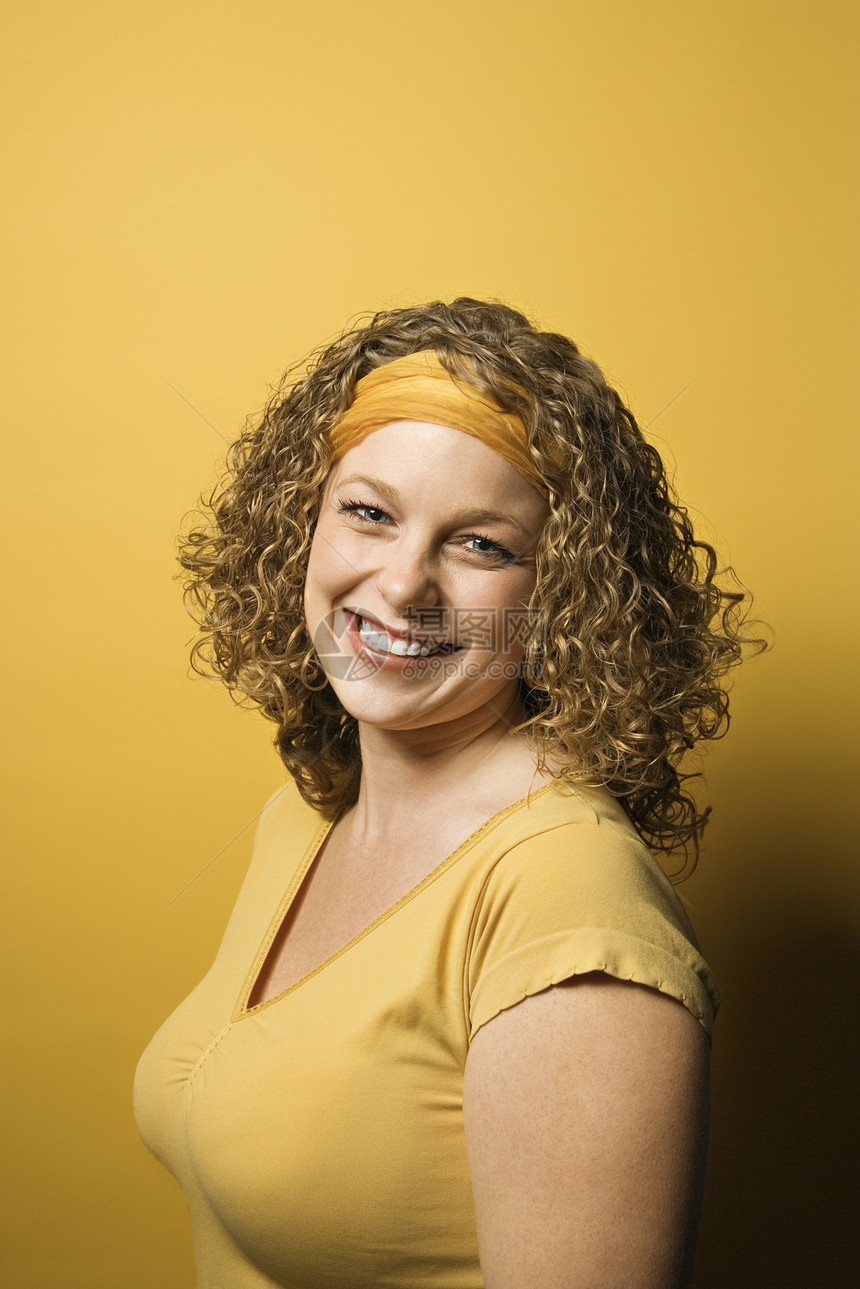 微笑的女人头巾黄色女性照片卷发眼神图片
