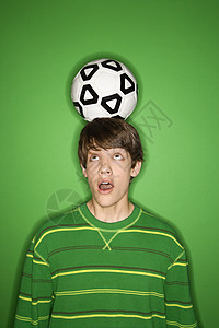 男孩平衡足球球背景图片