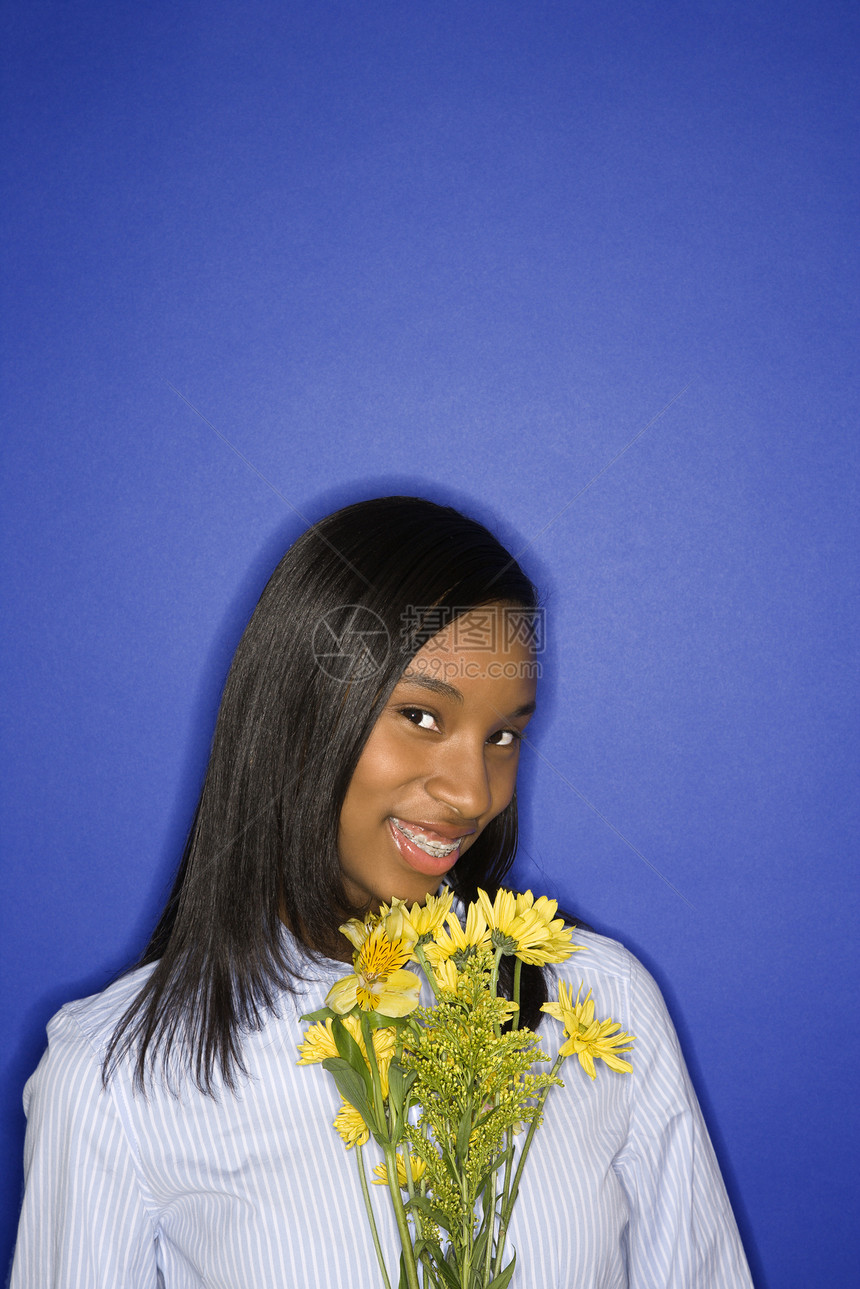 女孩拿着鲜花眼神女性花束观众蓝色微笑照片图片