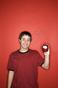 小男孩拿着苹果男生微笑红色青少年食物健康照片男性男孩水果背景图片