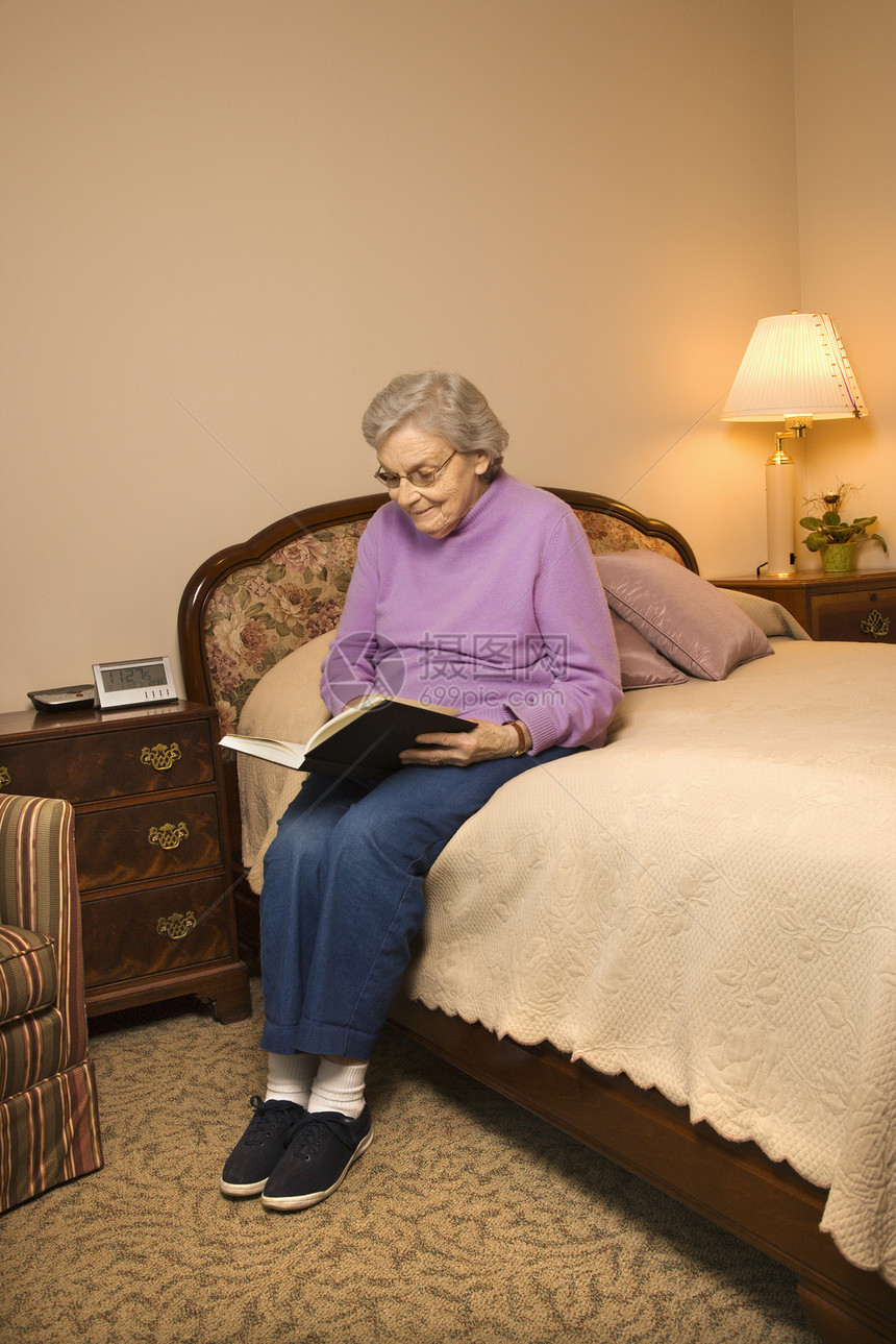 成熟的女性阅读闲暇成人成年人妇女卧室生活老年女士照片老年人图片