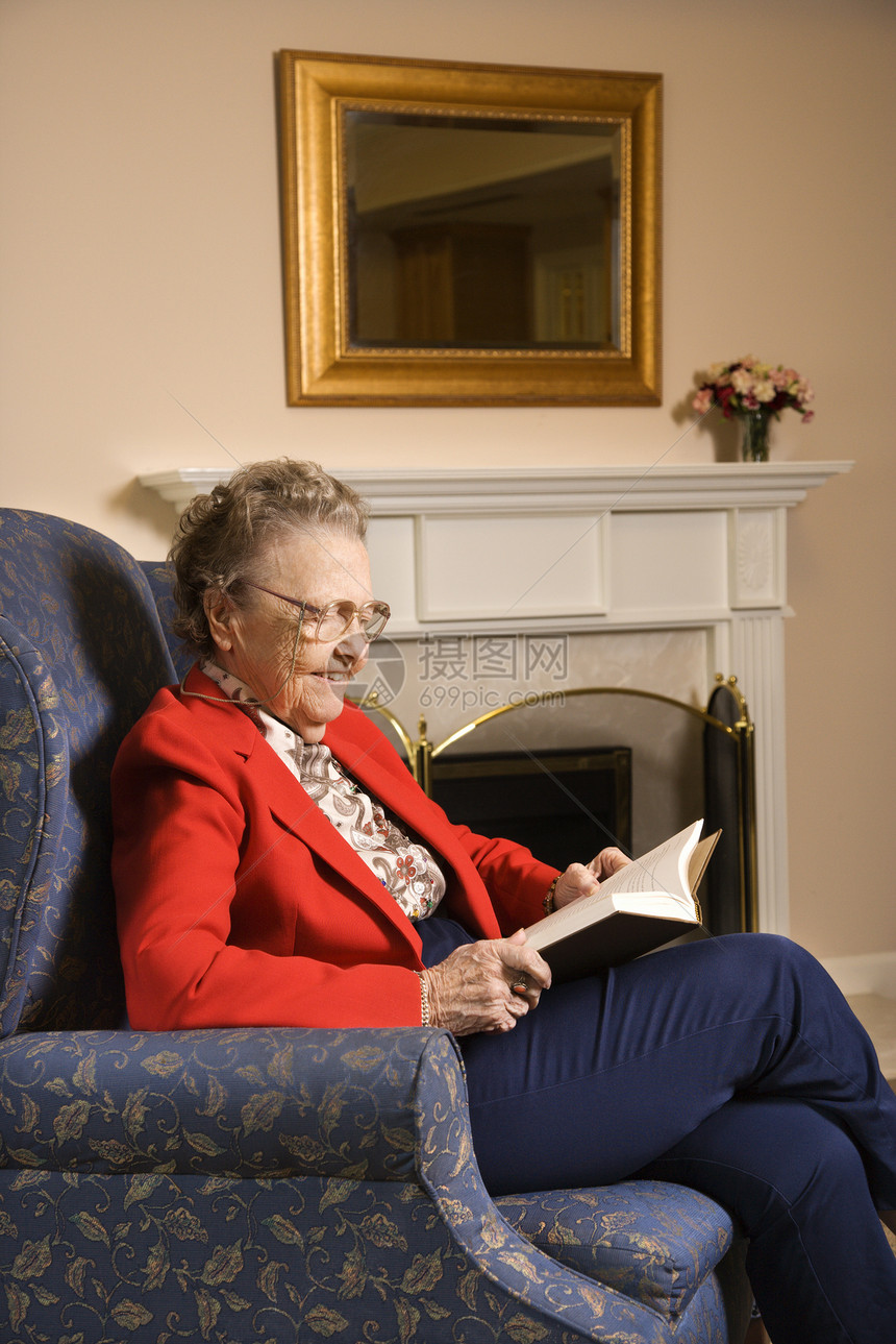 老年妇女阅读书闲暇成人女士眼镜阅读成年人微笑照片老年人女性图片