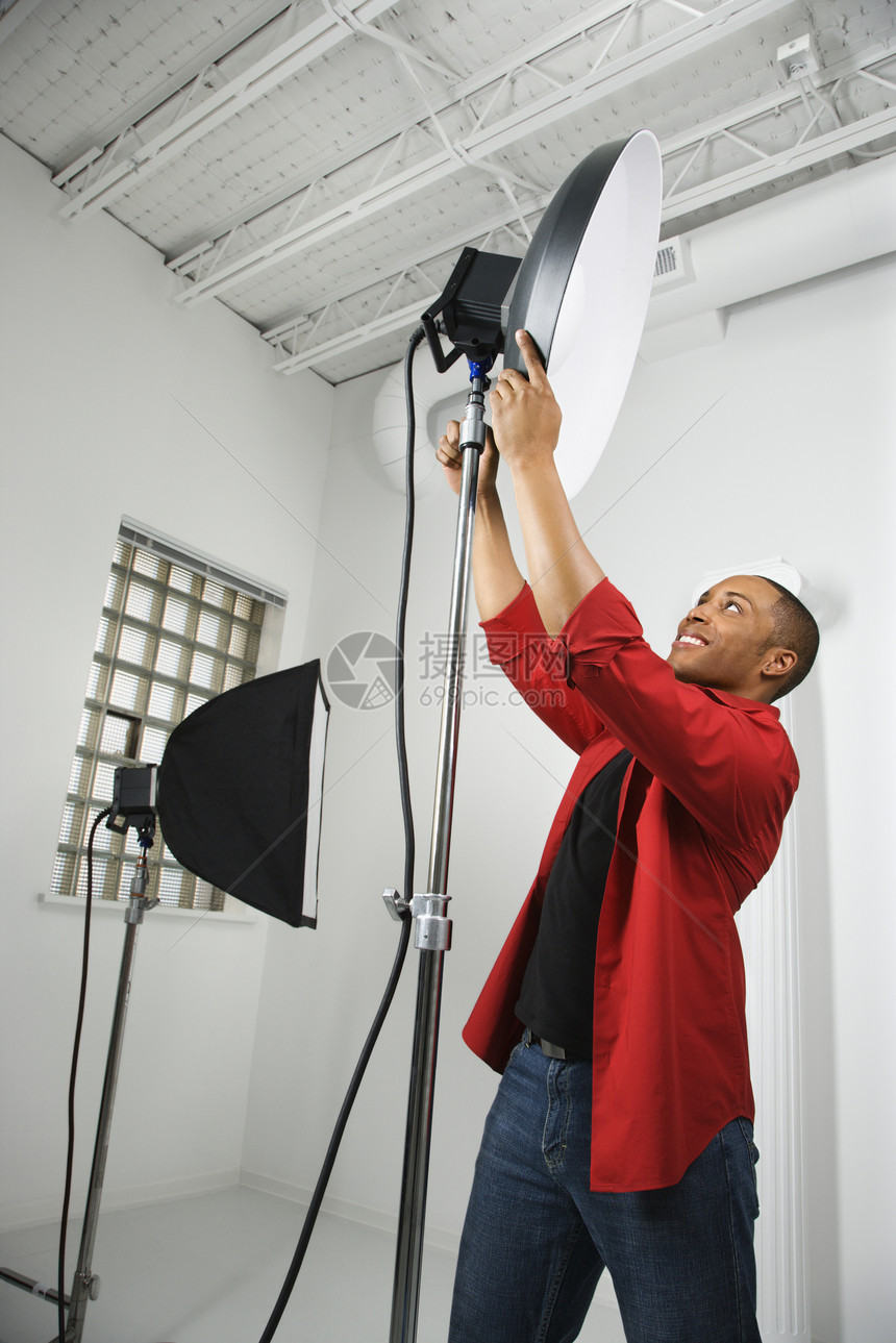 调整工作室的灯光相机艺术照片视觉通讯工作摄影师职业摄影图片