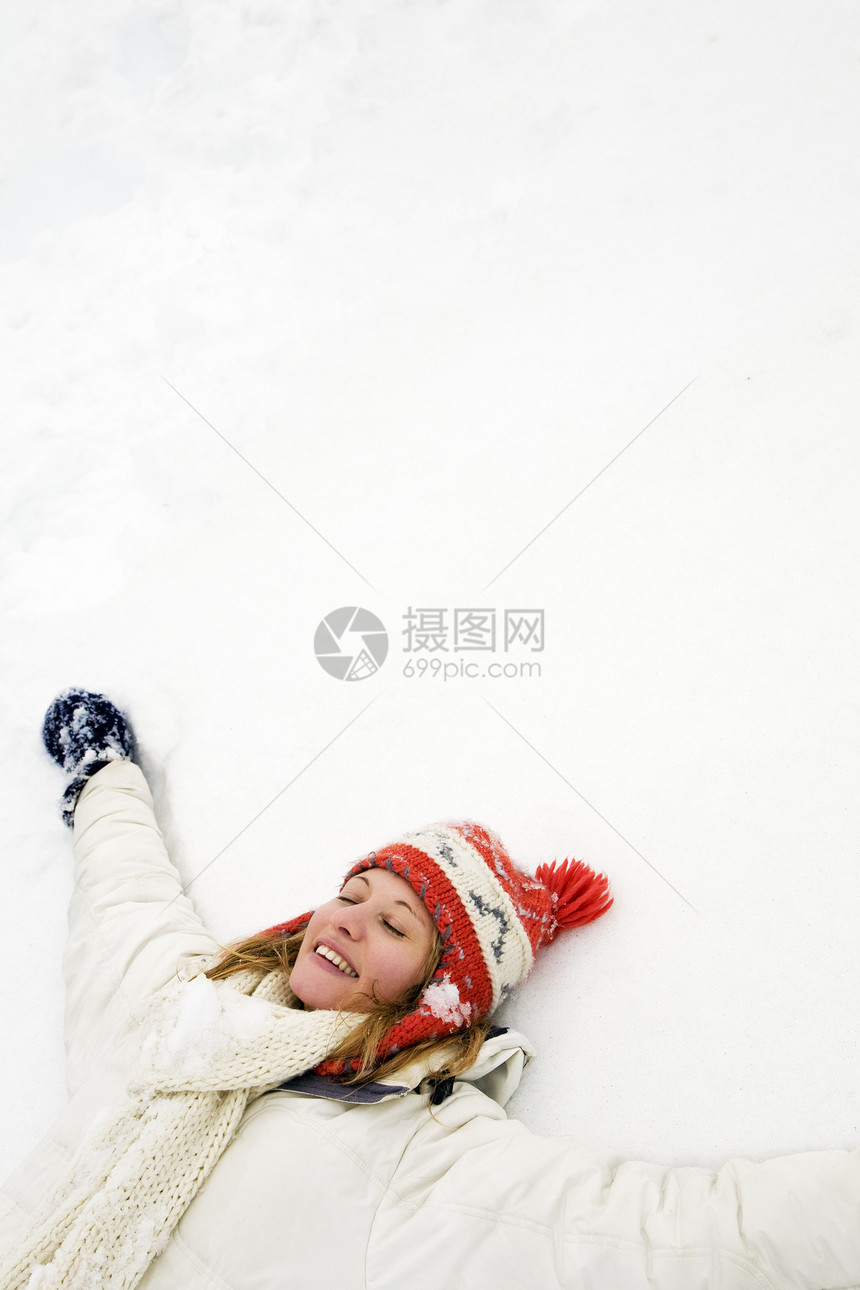 冬季现场休息女孩闲暇幸福微笑女性享受快乐休闲恋爱图片