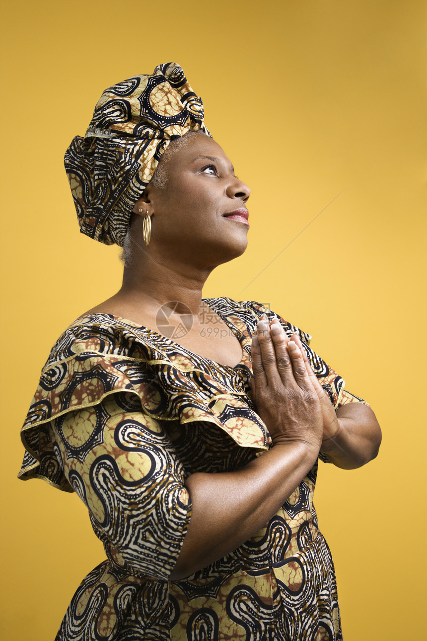 身穿非洲服装的女人祷告戏服文化服饰民族女性照片女士中年沉思图片