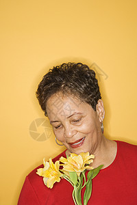 有花的女人的肖像背景图片