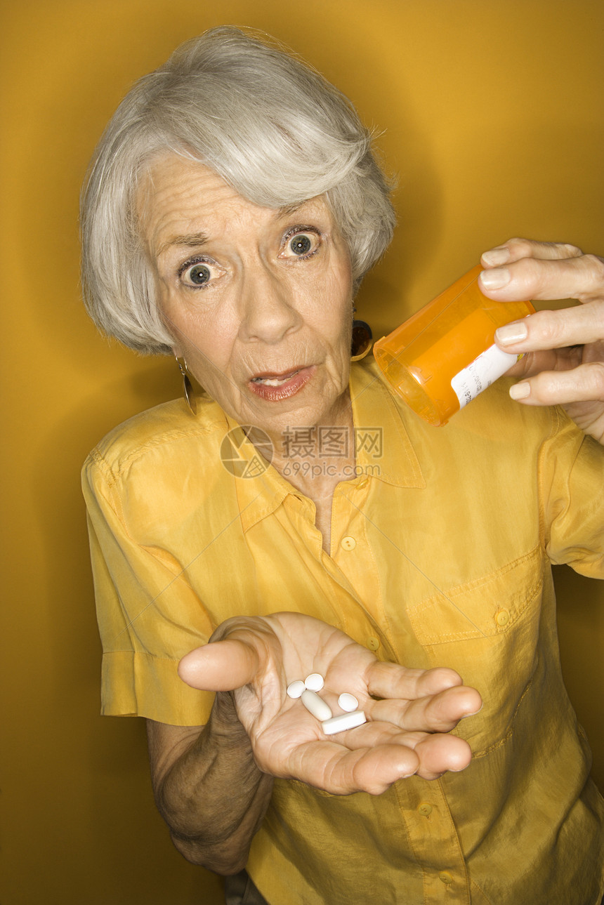服药的女人治疗黄色女士成人老化白发处方照片惊喜女性图片