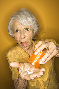 服药的女人愤怒治疗女士白发处方黄色照片卫生老化药品背景图片