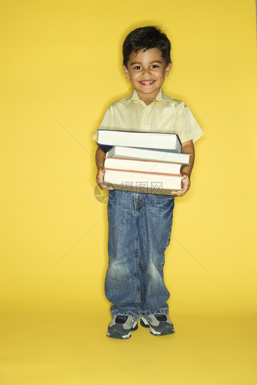 男孩有书孩子观众黄色教育学习超载男性微笑男生学校图片