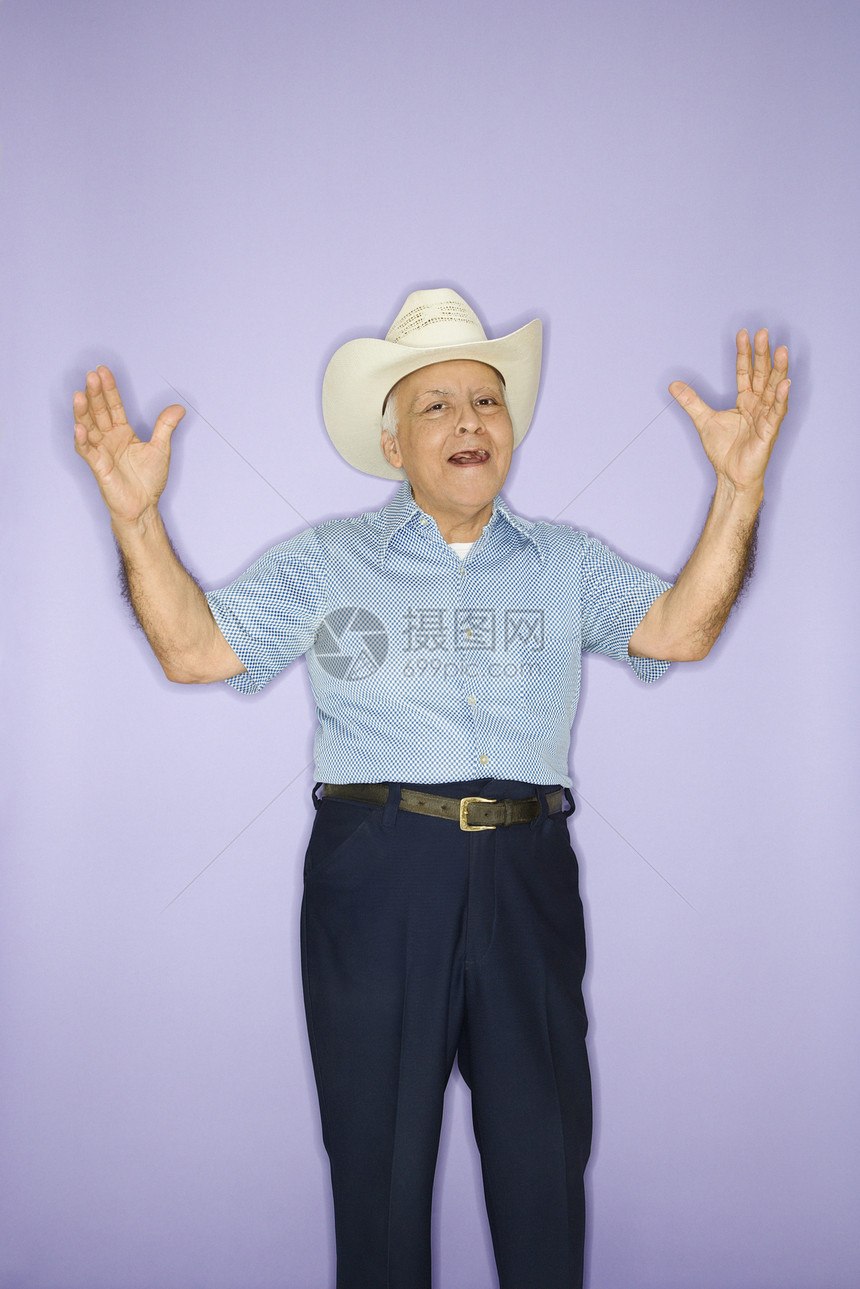 戴牛仔帽的男人双臂白发男性老人手势照片成人牛仔图片