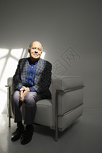 坐在椅子上的男人成人发际线阳光男性老人照片观众白发背景图片