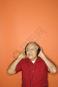 听音乐的人眼睛橙子发际线音频红色老人耳机成人照片男人背景图片