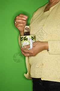 洗茶袋的女人背景图片