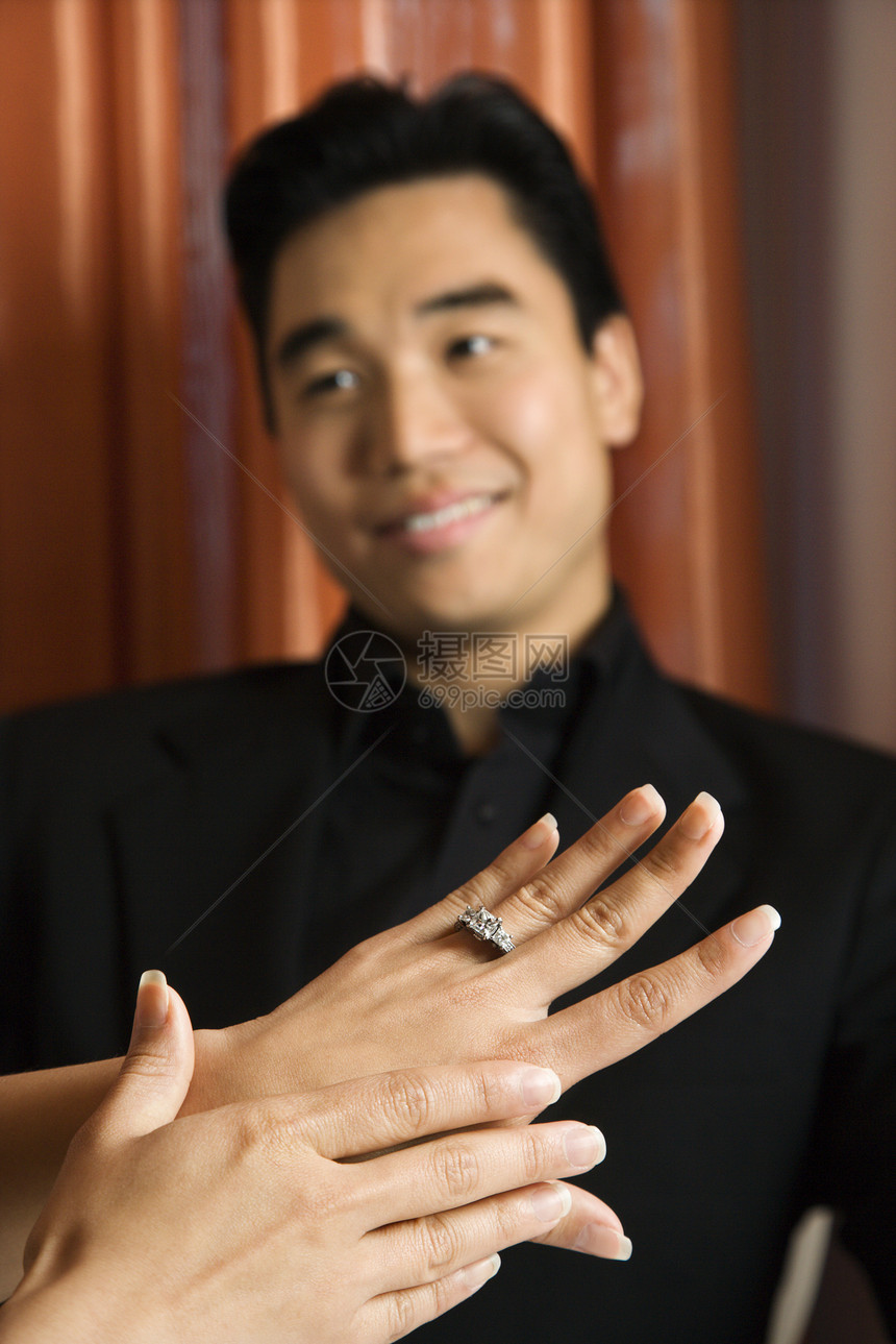 女人在看订婚戒指图片