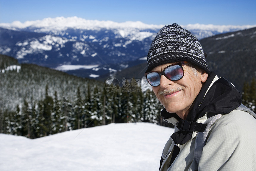 山上的人滑雪老人假期旅行帽子风景照片装备滑雪场旅游胜地图片