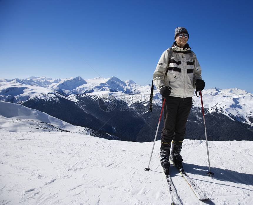 男人在滑雪坡上胜地风景山脉照片滑雪闲暇成人运动娱乐滑雪者图片