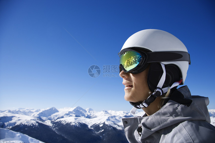 山里的男孩滑雪机单板照片男孩假期旅游头盔娱乐滑雪胜地旅行图片