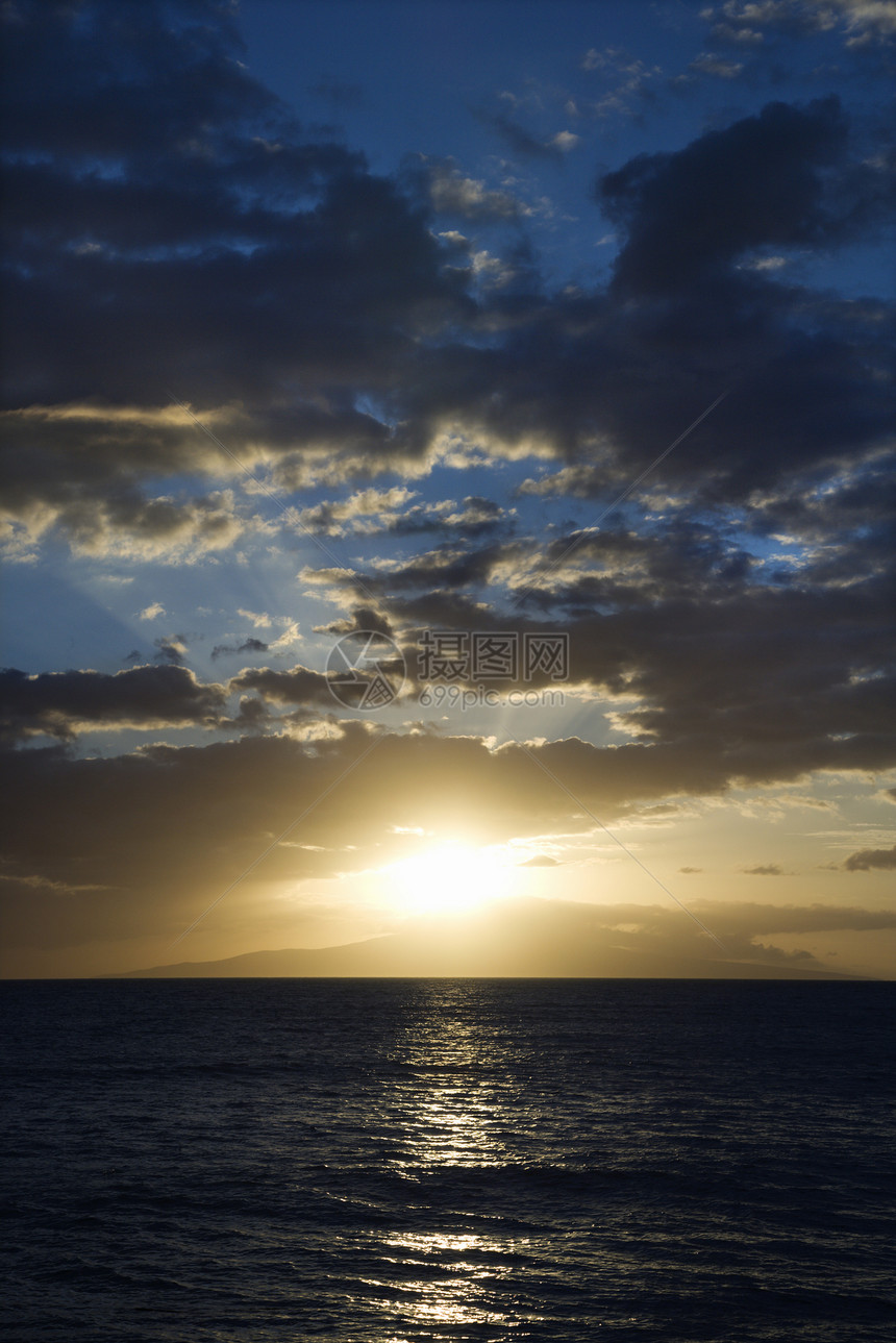 日落和云彩在海洋上图片