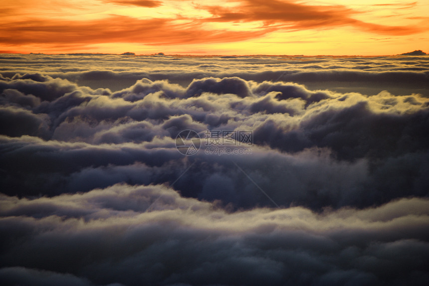 日出在云层上照片天线戏剧性水平太阳天空图片