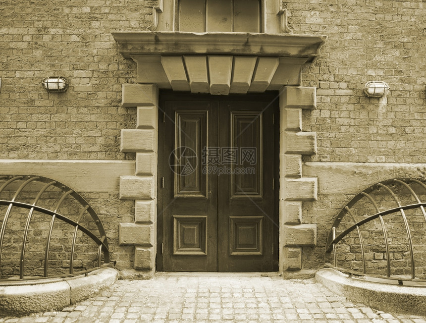 在一座非常老旧的大楼(1824年)内装有或古代石雕制品的入口门(1824年)图片