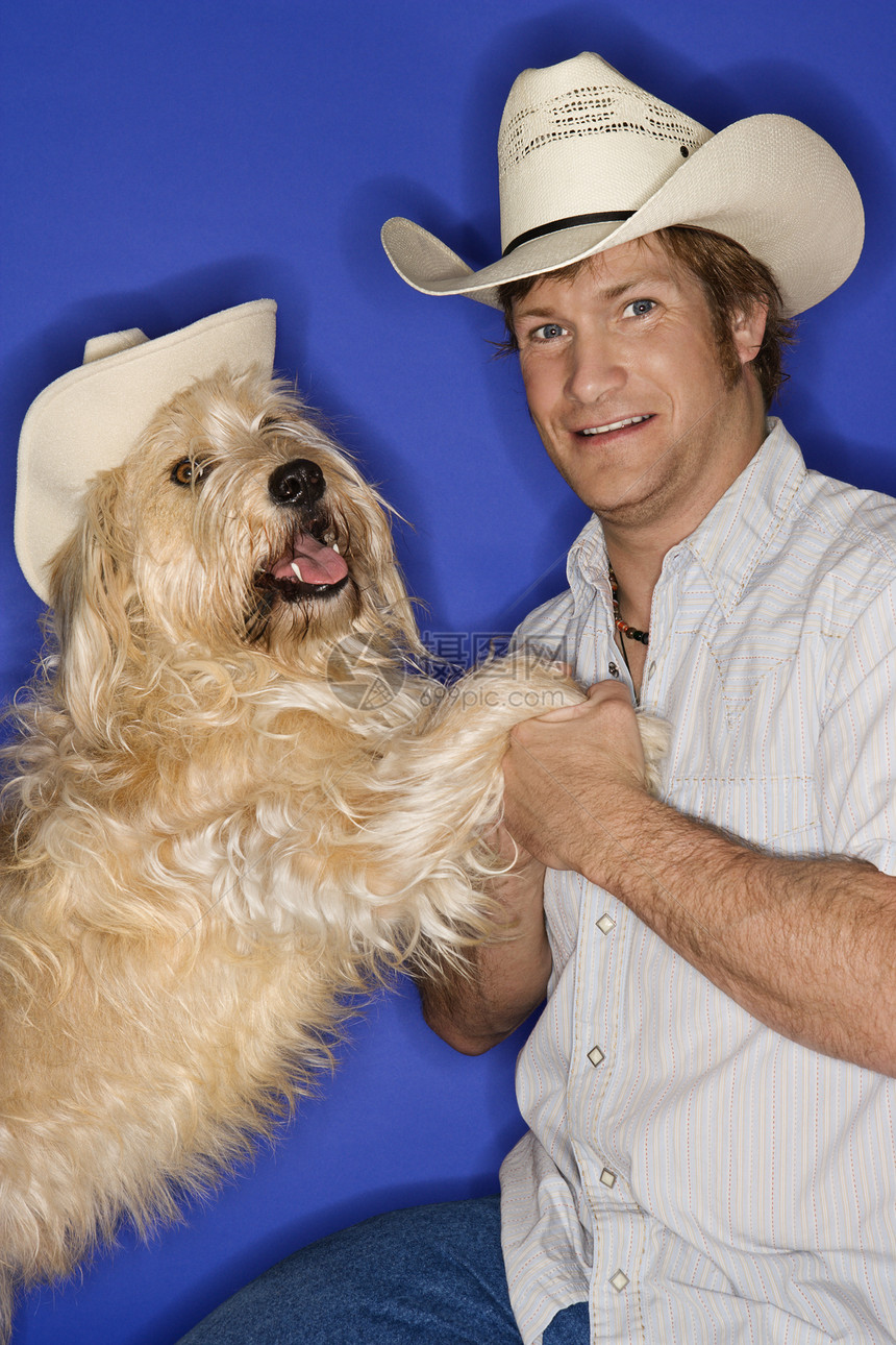 戴牛仔帽的狗和男人棕色犬类笨蛋中年相似度伴侣搭档动物男性戏服图片
