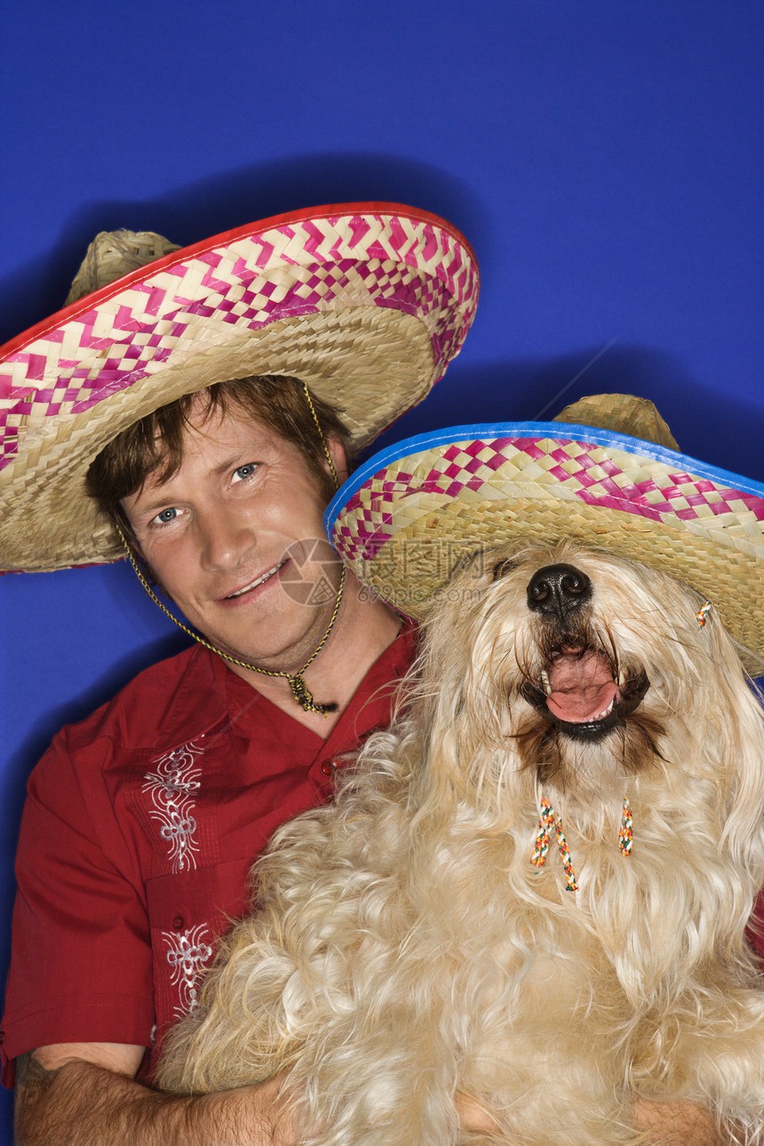 狗和男人穿着薄膜男子男性帽子笨蛋宠物动物棕色犬类中年相似度图片