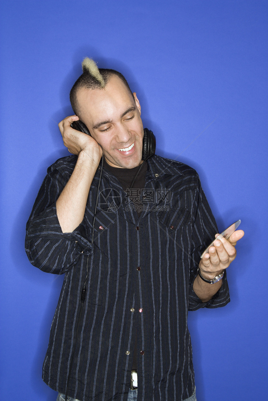 听音乐的人照片男人男子耳机条纹微笑音乐中年光盘头发图片