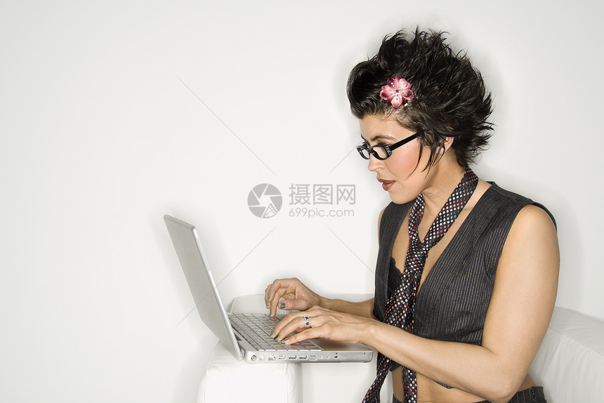 拉丁女人在笔记本电脑上照片女士技术眼镜男装头发领带女性互联网尖刺图片