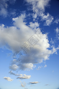 蓝色天空中的云照片背景图片